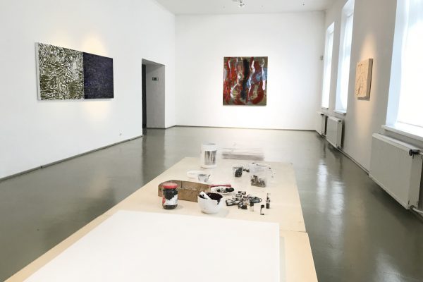 pohľad do výstavy; vľavo: Juraj Poliak – My time of dying, 2020; vpredu: Juraj Poliak – Pavilón cédrov, 2019; foto: Juraj Poliak