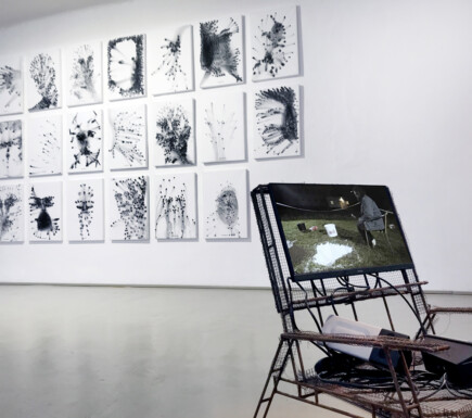 vpredu: Juraj Poliak - Miracles, 2017/2019, objekt z performance, foto: Juraj Poliak