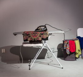 Ladislav Čarný - Žehlenie pre mužov (z cyklu Domáce práce pre mužov), 2004