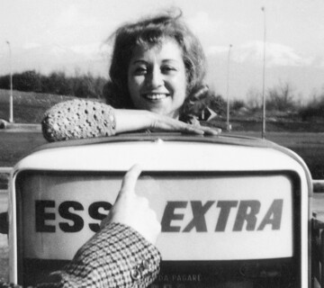 Lucia Marcucci - Essa Extra (pin-up), 2016